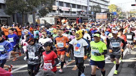 疫情肆虐!日本多地马拉松仍开跑 约共50万人参赛